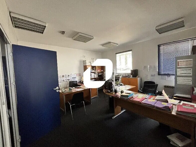 Office in Bordeaux for lease - Interior Photo - Image 3 of 6