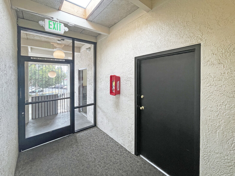 5353 Claremont Ave, Oakland, CA for lease - Interior Photo - Image 2 of 14