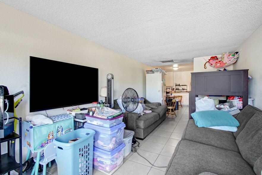 671 Greystone Ln, Hemet, CA for sale - Building Photo - Image 2 of 11