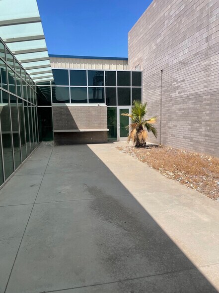 3245 S 36th St, Phoenix, AZ for lease - Building Photo - Image 2 of 6