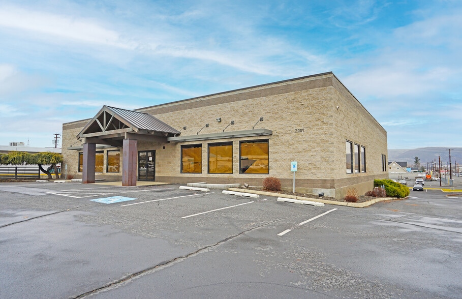 2001 W Lincoln Ave, Yakima, WA for sale - Building Photo - Image 2 of 17