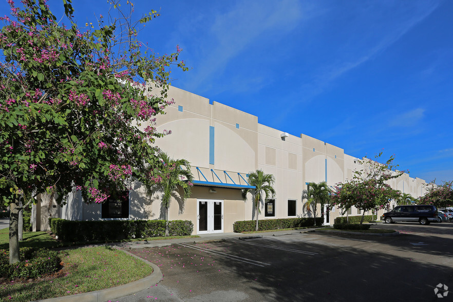 532 NW Mercantile Plz, Port Saint Lucie, FL for lease - Building Photo - Image 1 of 14