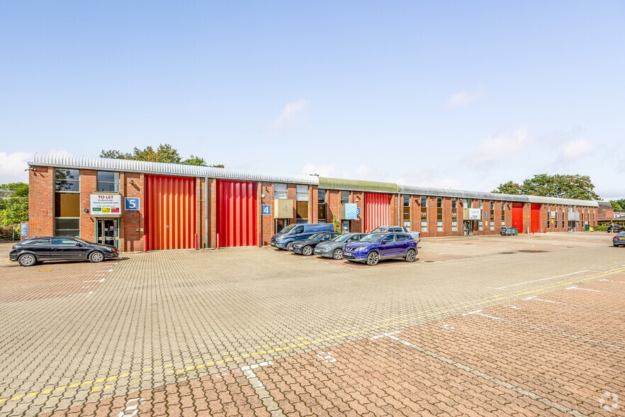 Heathlands Clos, Twickenham for lease - Primary Photo - Image 2 of 3