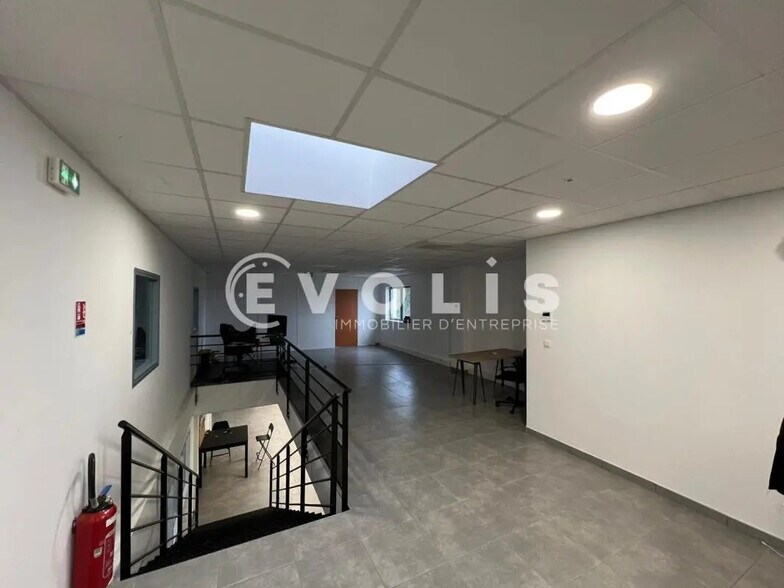 Office in Saint-Priest for lease - Interior Photo - Image 3 of 27