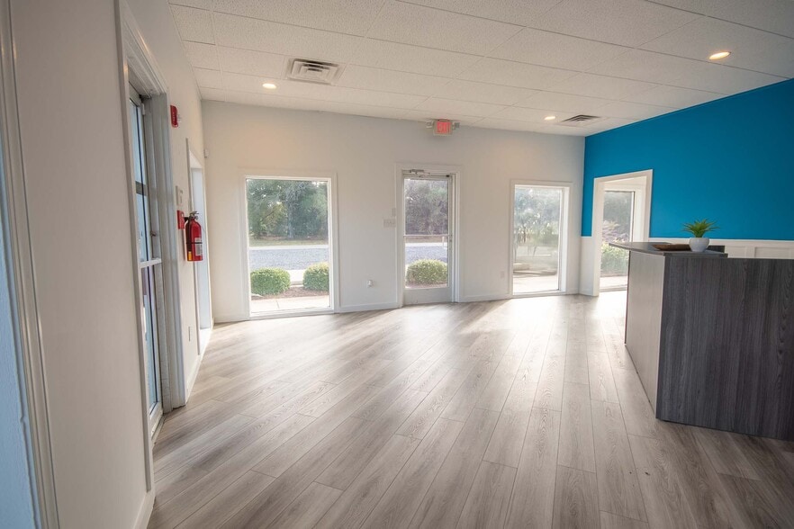 7011 Beach Dr SW, Ocean Isle Beach, NC for sale - Interior Photo - Image 3 of 19