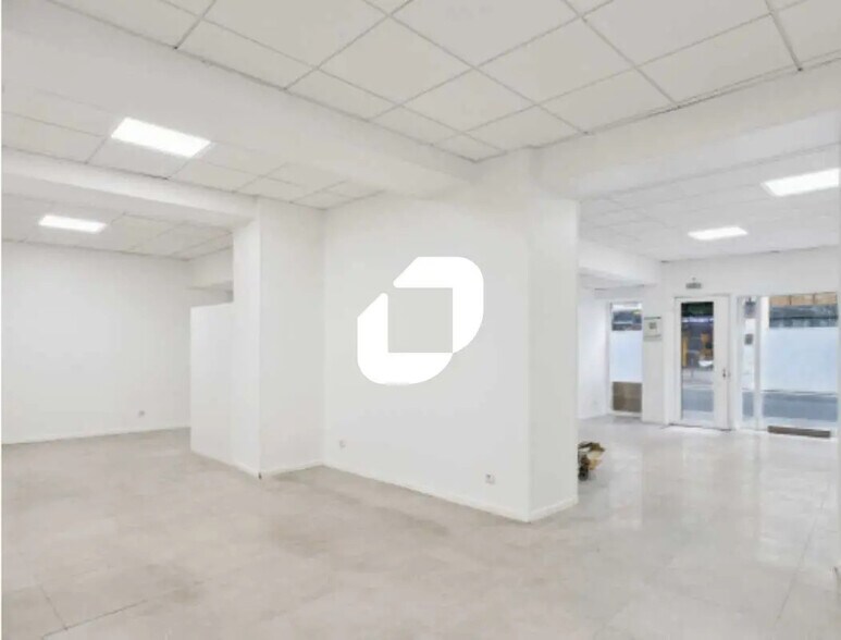 Retail in Paris for lease - Interior Photo - Image 2 of 2