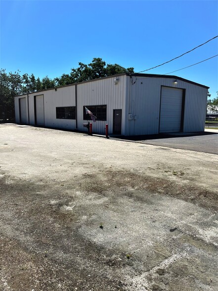 4901 Causeway Blvd, Tampa, FL for lease - Building Photo - Image 1 of 2