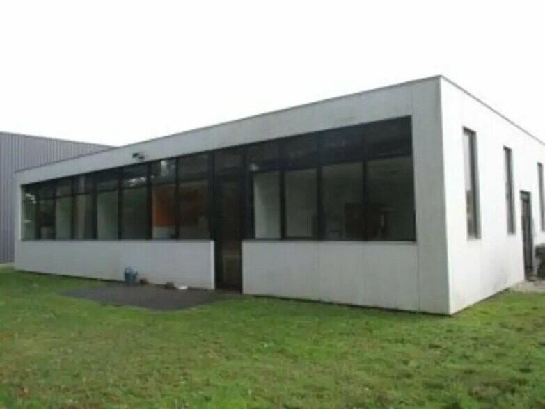 Office in Pessac for lease - Building Photo - Image 1 of 9