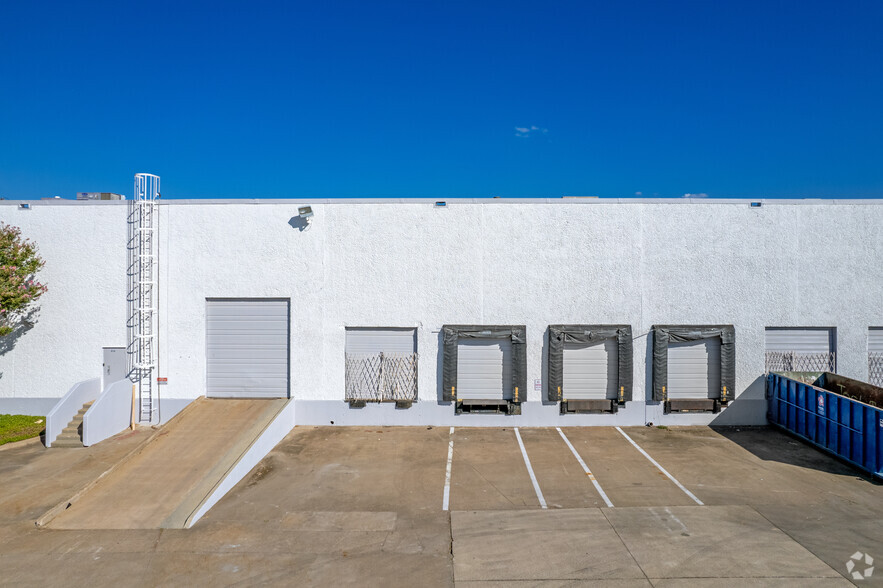 802-854 Avenue R, Grand Prairie, TX for lease - Building Photo - Image 3 of 6