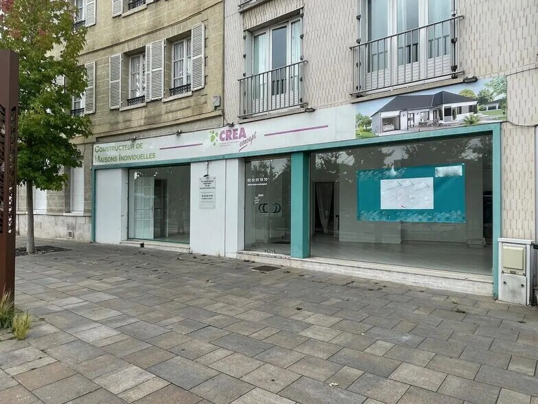 Retail in Louviers for sale - Building Photo - Image 1 of 3