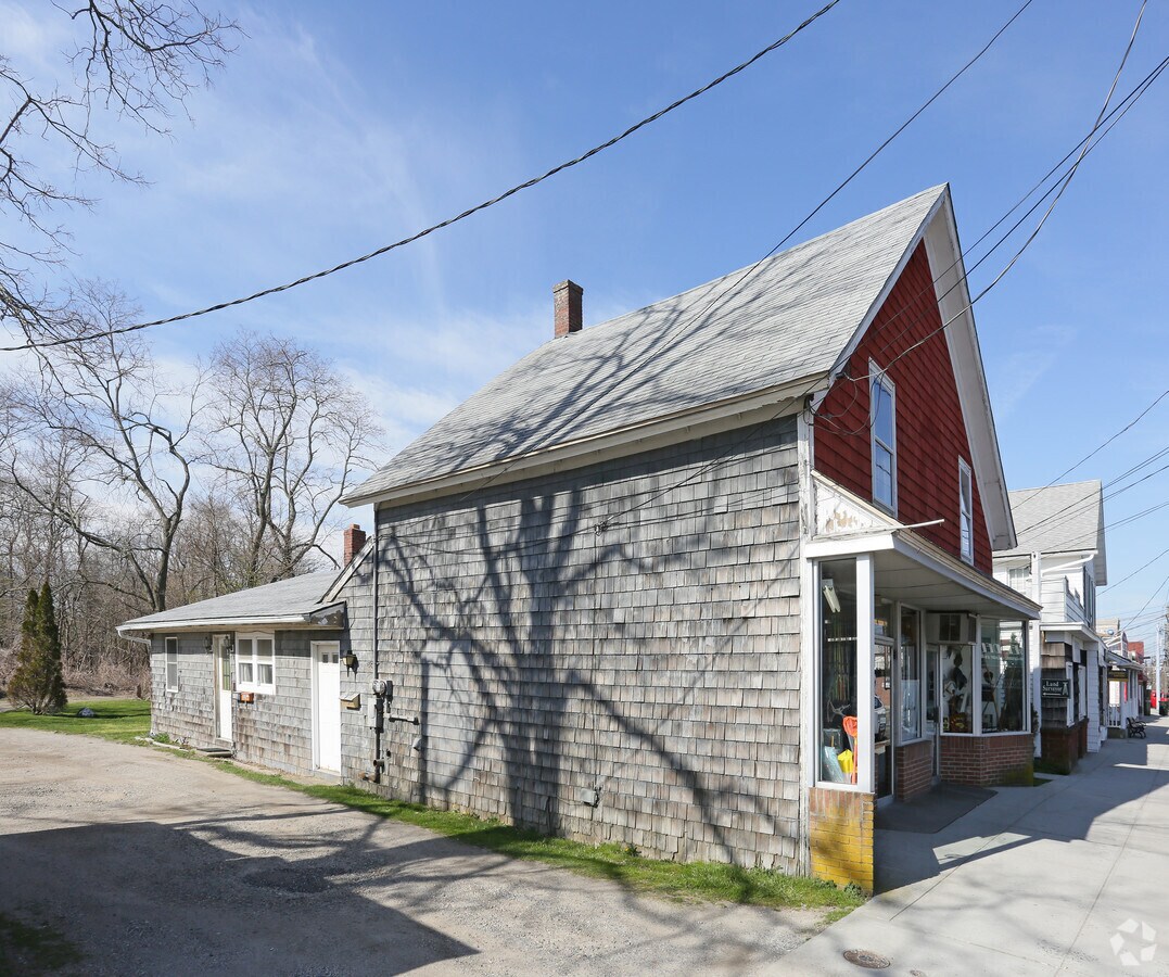 320 Main St, Center Moriches, NY 11934