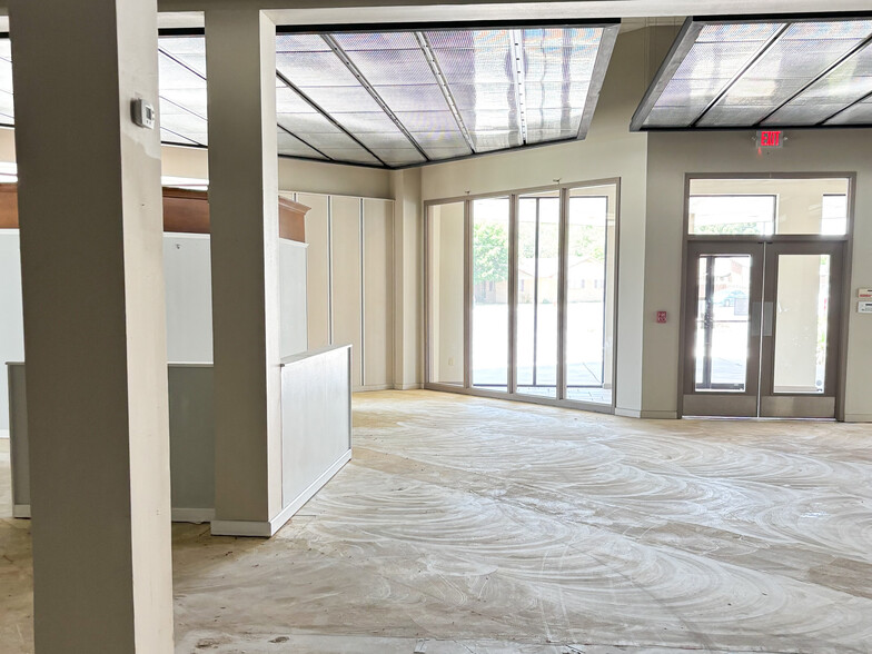 7705 Quaker Ave, Lubbock, TX for lease - Interior Photo - Image 3 of 73