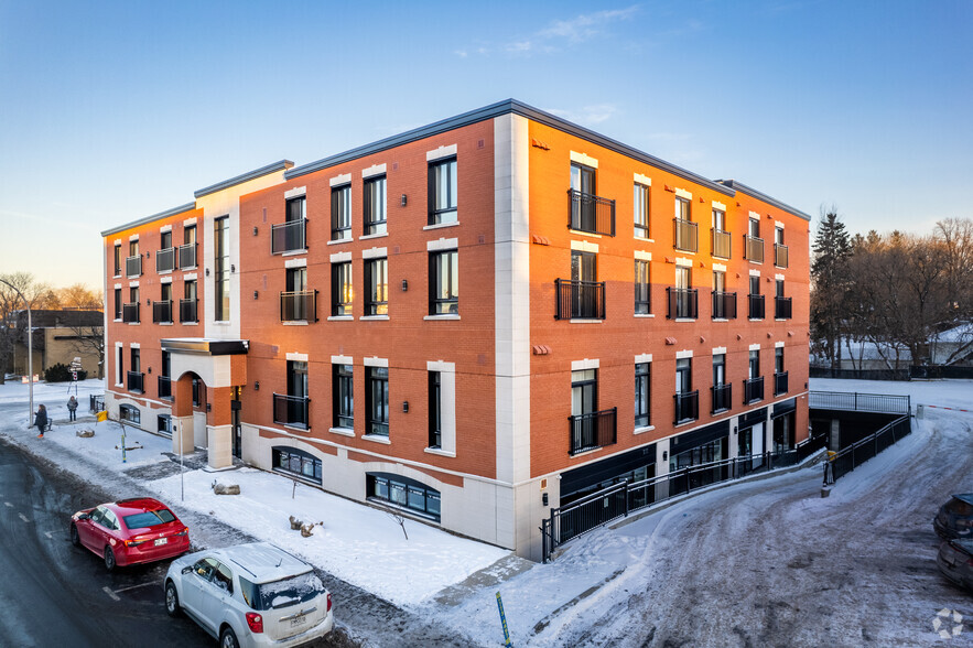 450-460 Rue Saint-Charles O, Longueuil, QC for lease - Primary Photo - Image 2 of 6