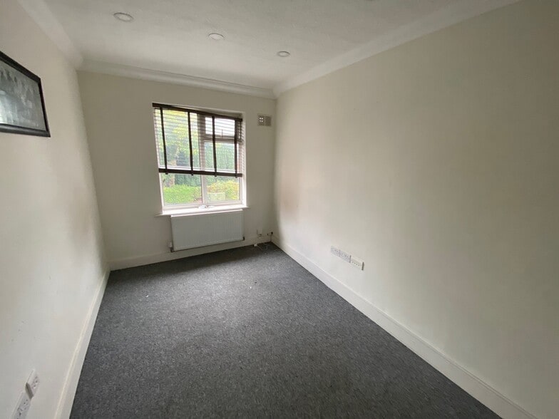 22 Church Rd, Cheadle for lease - Interior Photo - Image 3 of 5