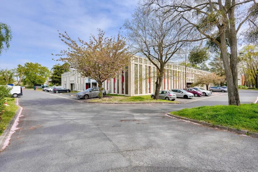 Flex in Éragny for lease - Building Photo - Image 2 of 15