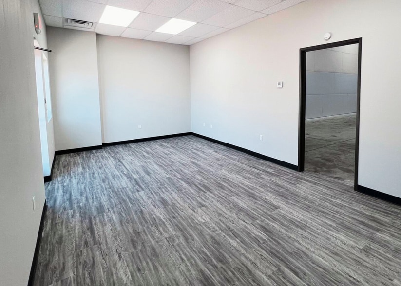 14300 N Lincoln Blvd, Edmond, OK for lease - Interior Photo - Image 2 of 9