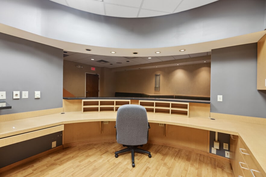 9403 Kenwood Rd, Blue Ash, OH for lease - Interior Photo - Image 3 of 37