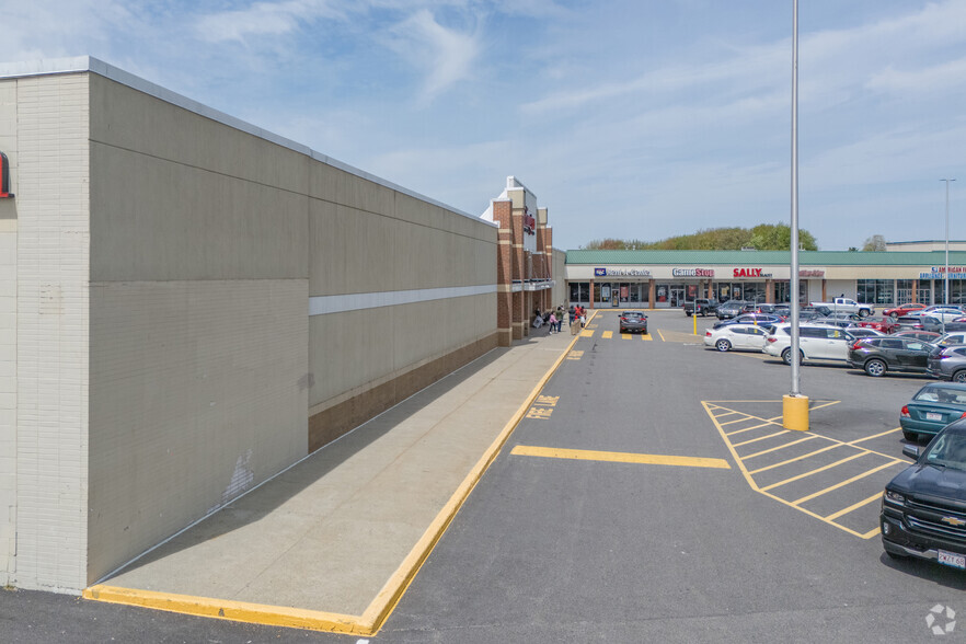 181 Mariano Bishop Blvd, Fall River, MA for lease - Primary Photo - Image 1 of 12