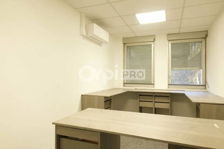 Office in Écully for lease - Building Photo - Image 2 of 13