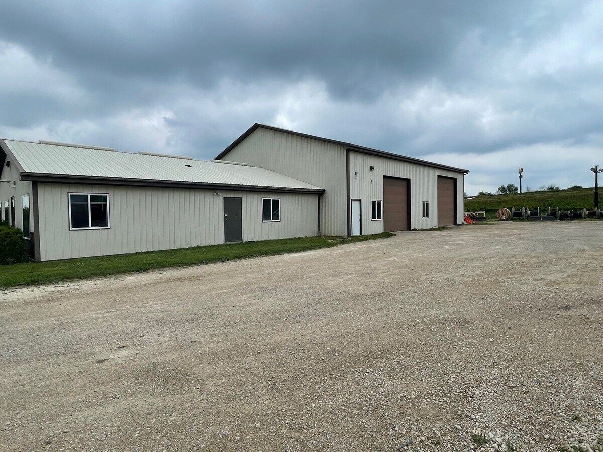 4299 Lewis Access Rd, Center Point, IA 52213
