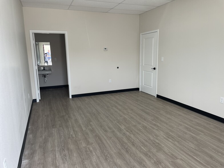 28215 Vallie St, Pinehurst, TX for lease - Interior Photo - Image 2 of 20