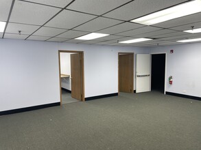 501 Thornhill Dr, Carol Stream, IL for lease Interior Photo- Image 2 of 3