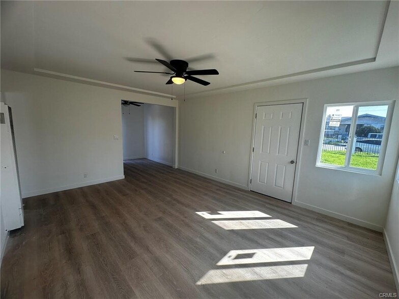 1525 W 105th St, Los Angeles, CA for sale - Interior Photo - Image 3 of 26