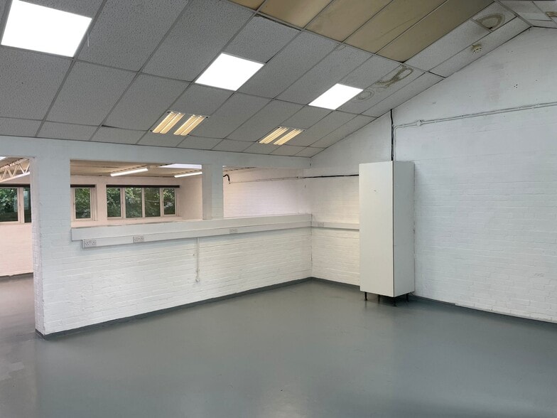 8 Brownfields Ct, Welwyn Garden City for lease - Building Photo - Image 2 of 5