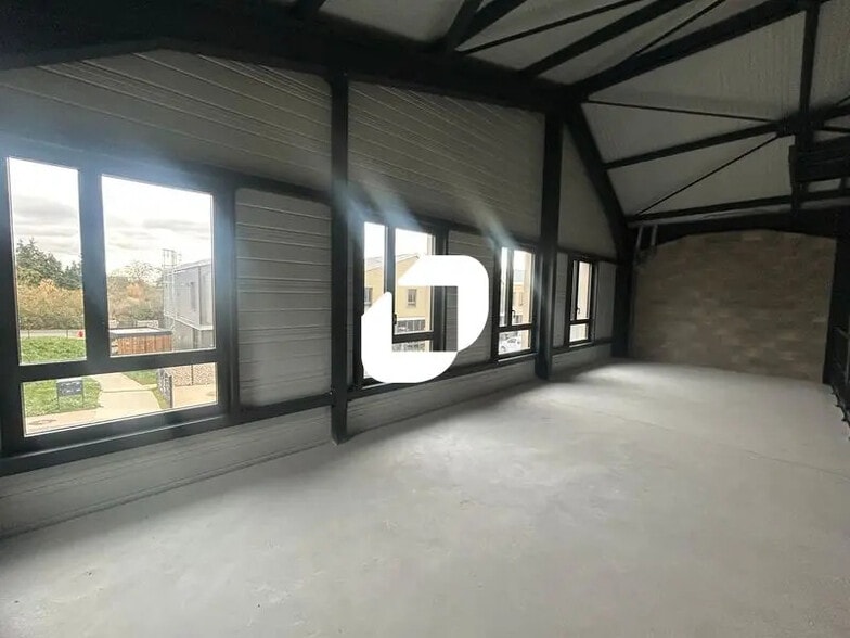 Flex in Groslay for lease - Interior Photo - Image 2 of 2