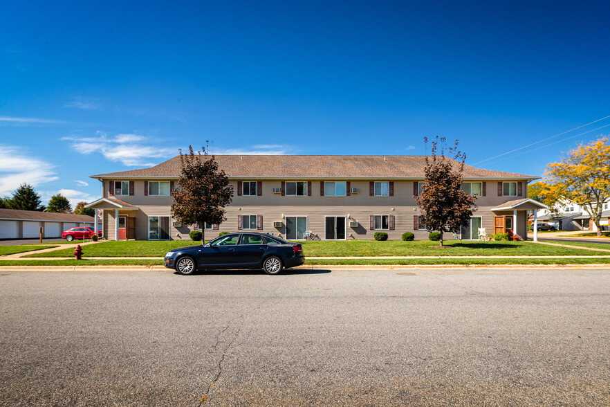 1021 Grandview Ave, Tomah, WI for sale - Building Photo - Image 1 of 54