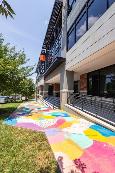 300 W Summit Ave, Charlotte, NC for lease - Building Photo - Image 2 of 7