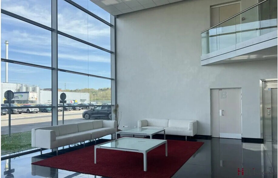Office in Le Grand-Quevilly for lease - Lobby - Image 3 of 13