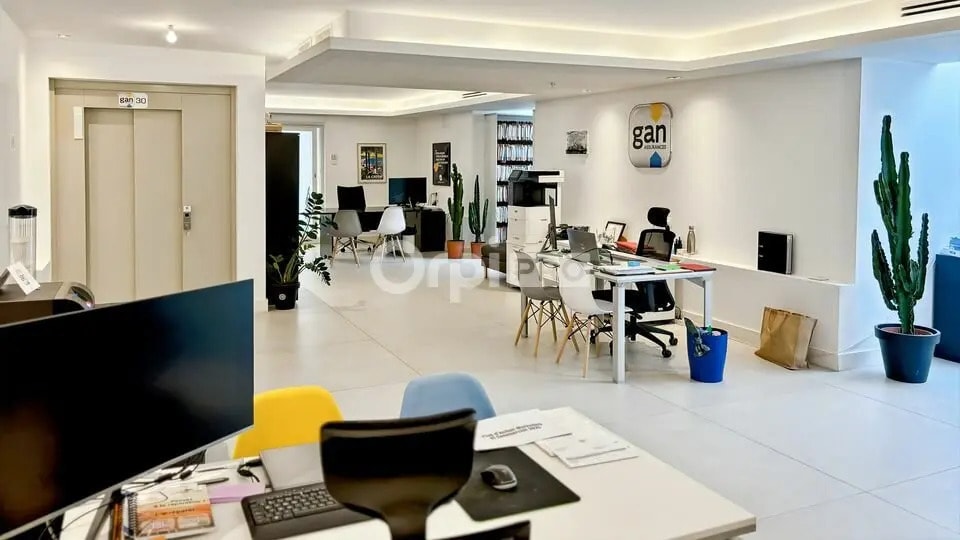 Office in Marseille for lease - Building Photo - Image 3 of 8