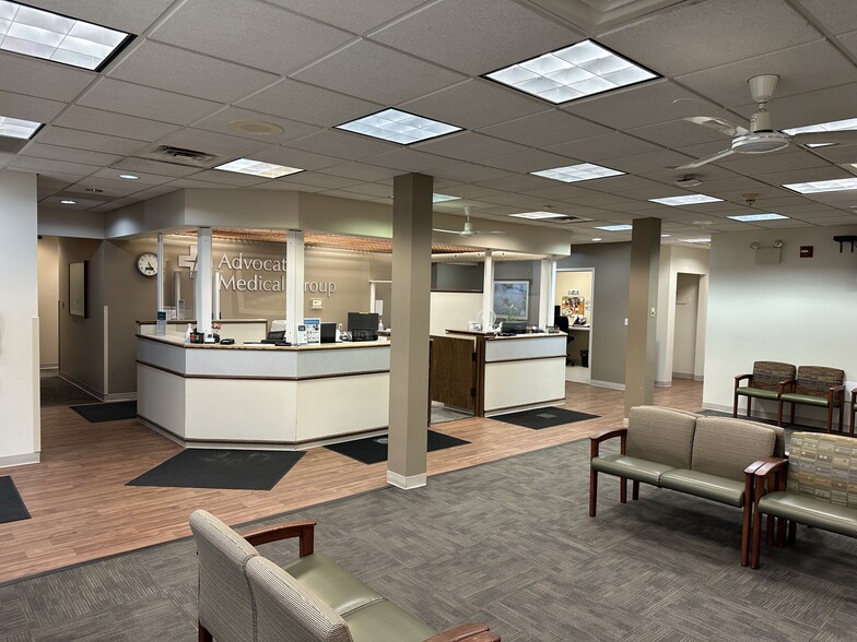 4900 Main St, Downers Grove, IL for lease - Building Photo - Image 3 of 10