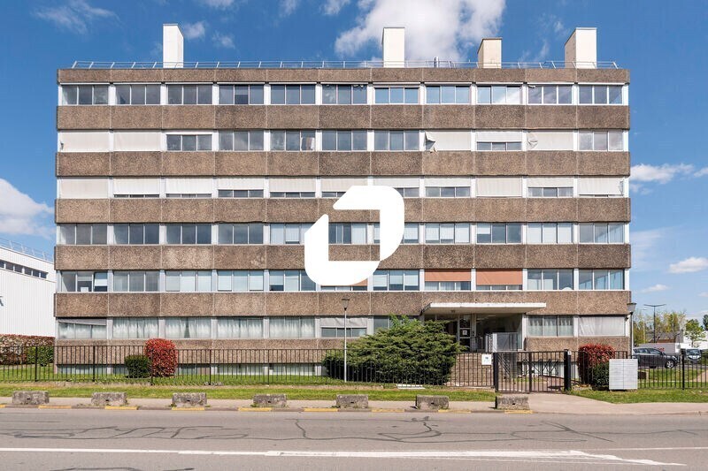 Office in Trappes for lease - Building Photo - Image 2 of 22