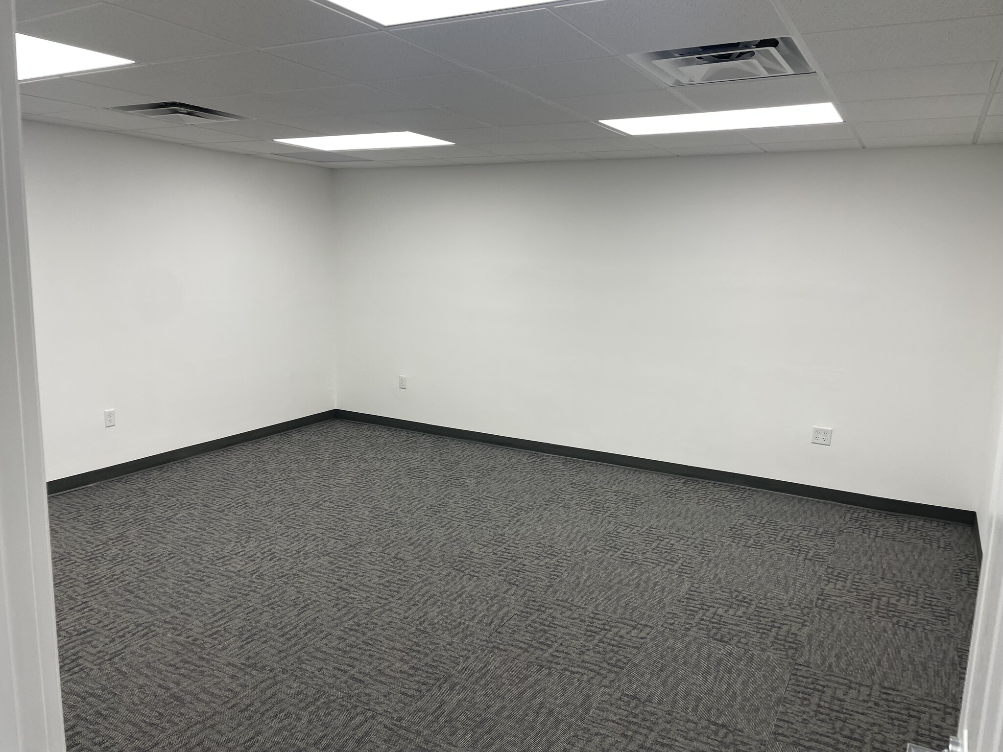 7506-7560 NW 70th St, Miami, FL for lease Interior Photo- Image 1 of 5