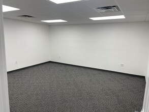 7506-7560 NW 70th St, Miami, FL for lease Interior Photo- Image 1 of 5