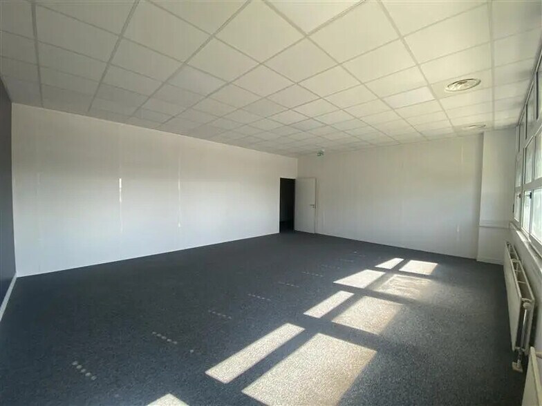 Office in Goussainville for lease - Interior Photo - Image 3 of 9