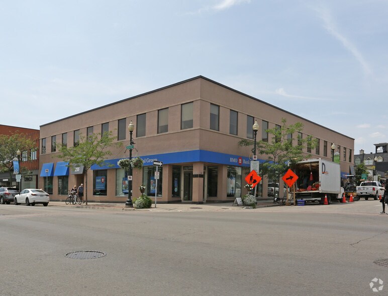 235 Lakeshore Rd E, Oakville, ON for lease - Primary Photo - Image 1 of 3