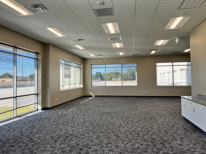 16615 North Fwy, Houston, TX for sale - Interior Photo - Image 1 of 1