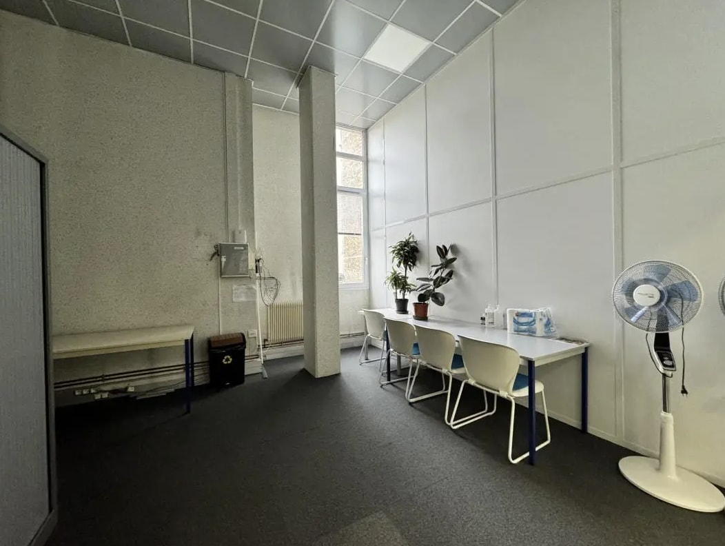 Flex in Montreuil for lease Building Photo- Image 1 of 6