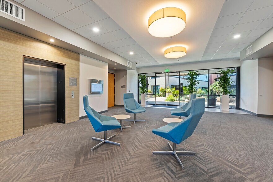 5900 La Place Ct, Carlsbad, CA for lease - Interior Photo - Image 2 of 15