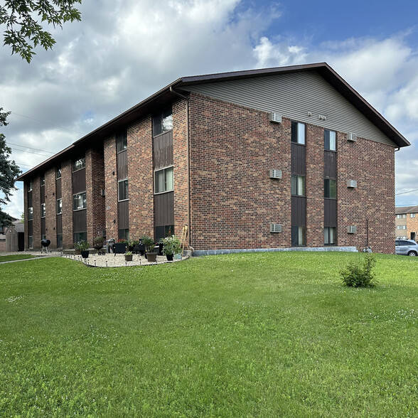 125 4th Ave NE, Saint Cloud, MN for sale - Building Photo - Image 1 of 7