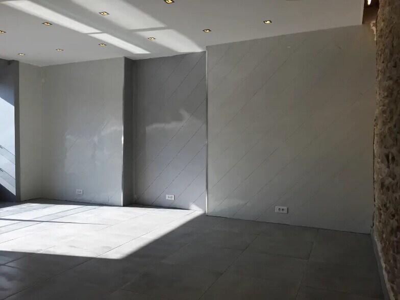 Retail in Lambesc for lease - Building Photo - Image 2 of 3