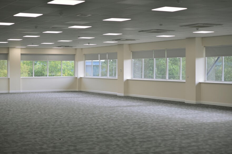 Gateway Crescent, Oldham for lease - Building Photo - Image 3 of 20