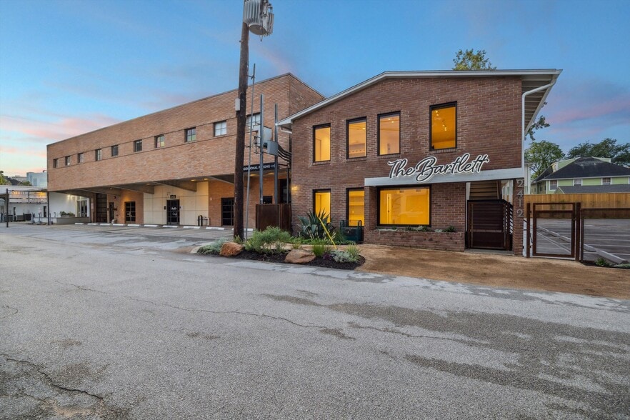 2422 Bartlett St, Houston, TX for lease - Building Photo - Image 1 of 15