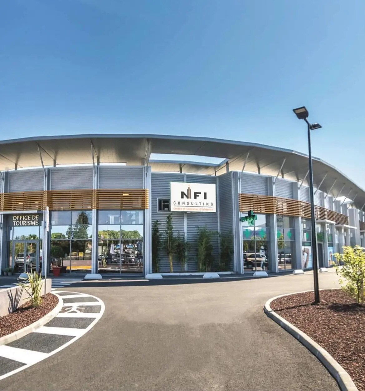 Flex in Roquebrune-sur-Argens for lease Building Photo- Image 1 of 9