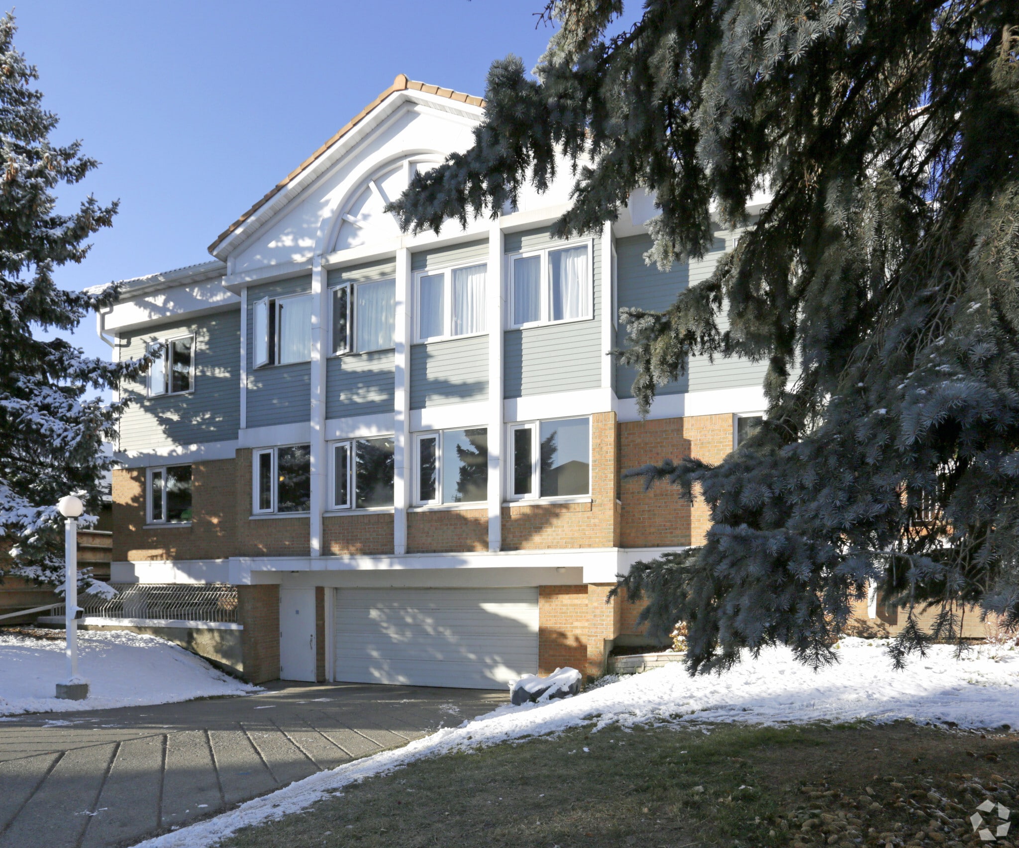 1921 28th St SW, Calgary, AB for sale Primary Photo- Image 1 of 5