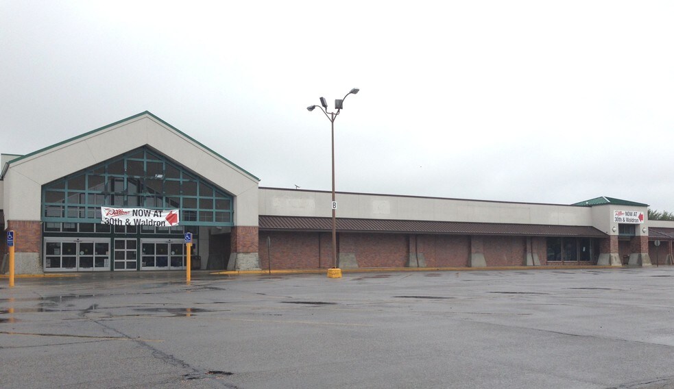 517 E 30th Ave, Hutchinson, KS for sale - Building Photo - Image 1 of 1