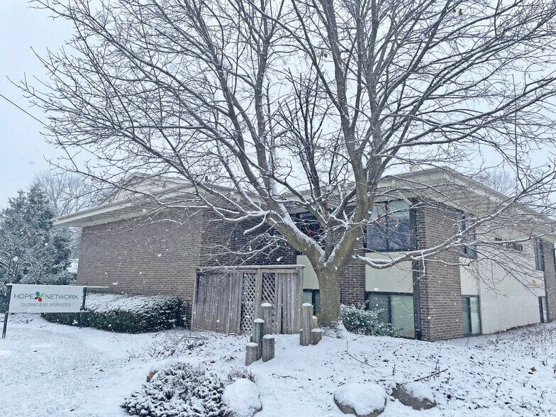 805 Leonard St NE, Grand Rapids, MI for sale - Building Photo - Image 1 of 1